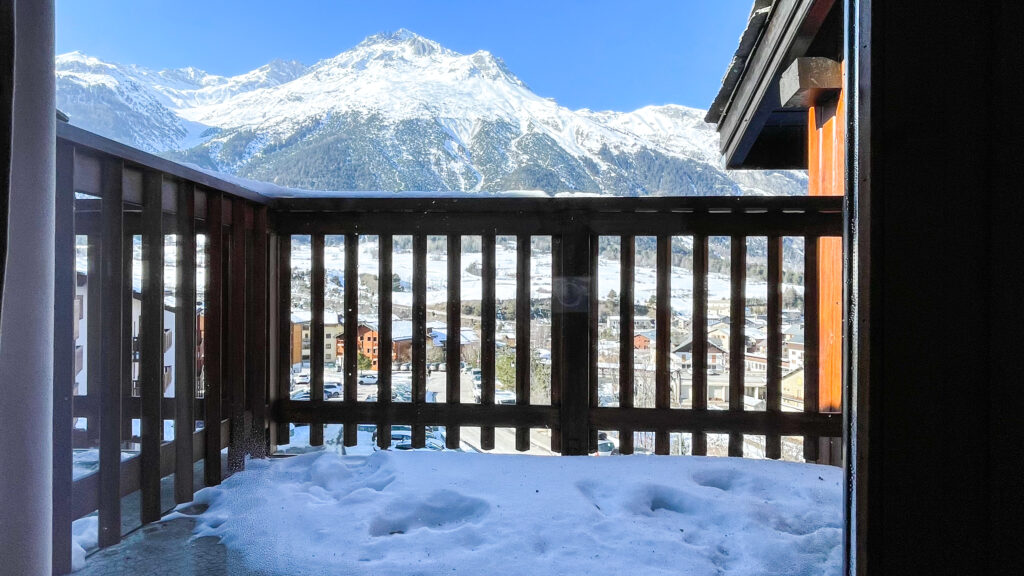 Vue du balcon sur la Dent Parrachée en hiver
