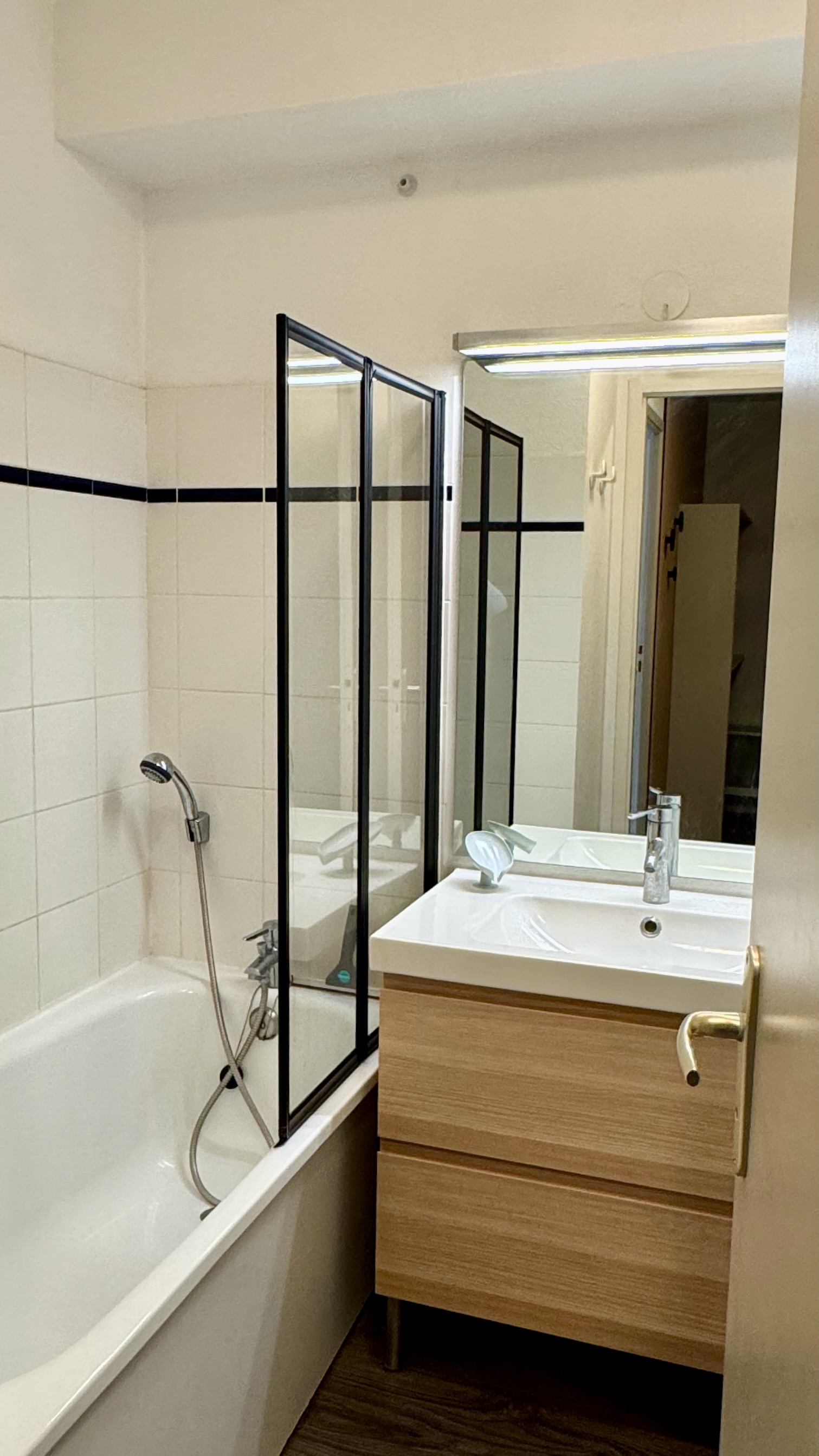 Salle de bains avec baignoire
